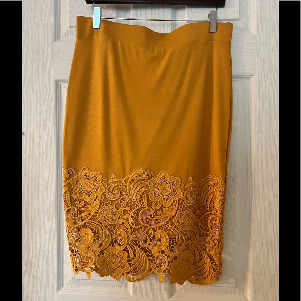 Pencil skirt lace embellishment
